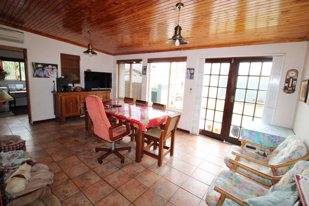 Neat as a pin Family home - Photo 3