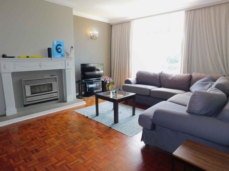 Four bedroom apartment in Illovo - Photo 2