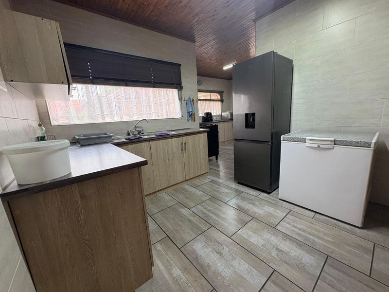 Immaculate Family Home with Exceptional Features & Dream Backyard - Photo 8