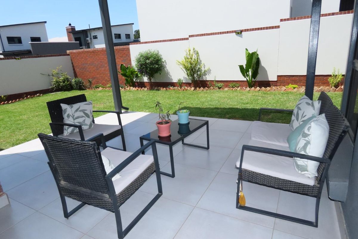 Luxury 3BR, 2.5BA Gem - Photo 4