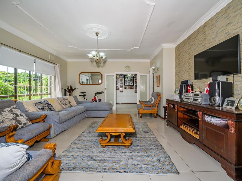 Elegant family Home with a spacious poolside Entertainment and a Private Granny Cottage - Photo 6