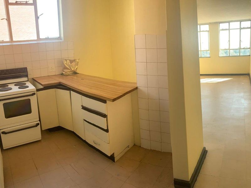 Spacious Bachelor Apartment for Rent - Photo 3