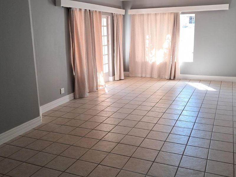 Lock-Up-and-Go Townhouse with Spacious Garden in Die Hoewes - Photo 4