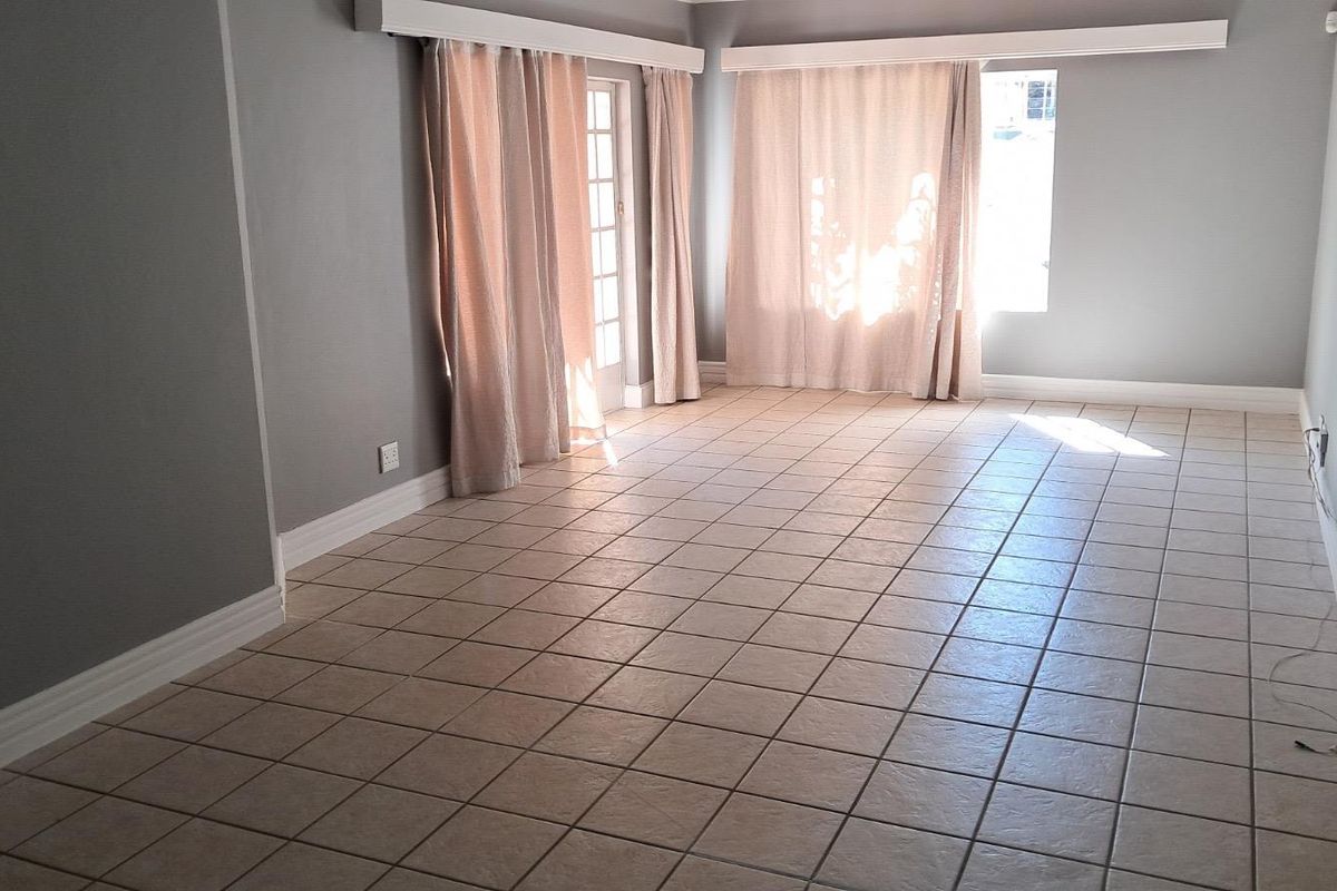 Lock-Up-and-Go Townhouse with Spacious Garden in Die Hoewes - Photo 4