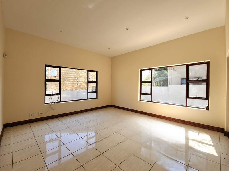 ✨ Welcome to a home that blends elegance, comfort, and entertainment in perfect harmony. - Photo 8