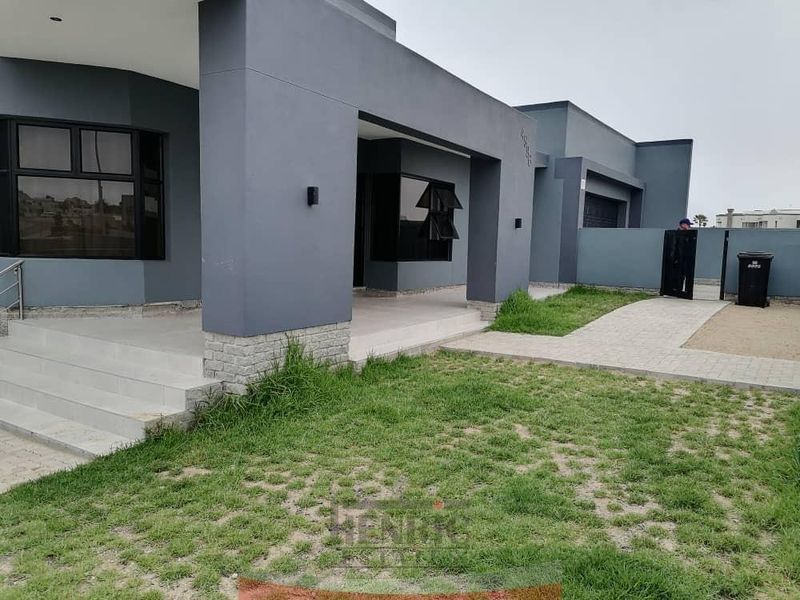 Exceptionally Spacious Home, Flexible, Potential and With Sea View! - Photo 2