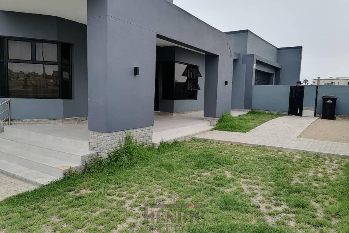 Exceptionally Spacious Home, Flexible, Potential and With Sea View! - Photo 2