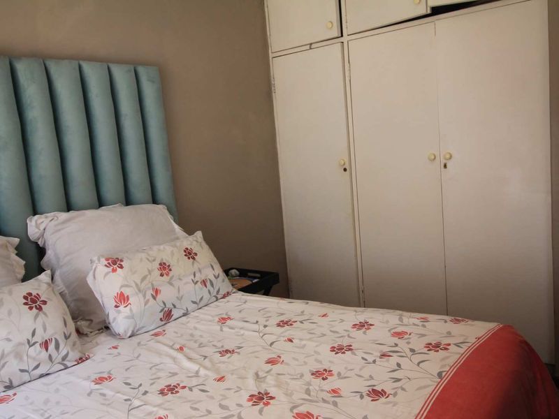 Charming 2 Bedroom Townhouse with a Garden - Photo 9