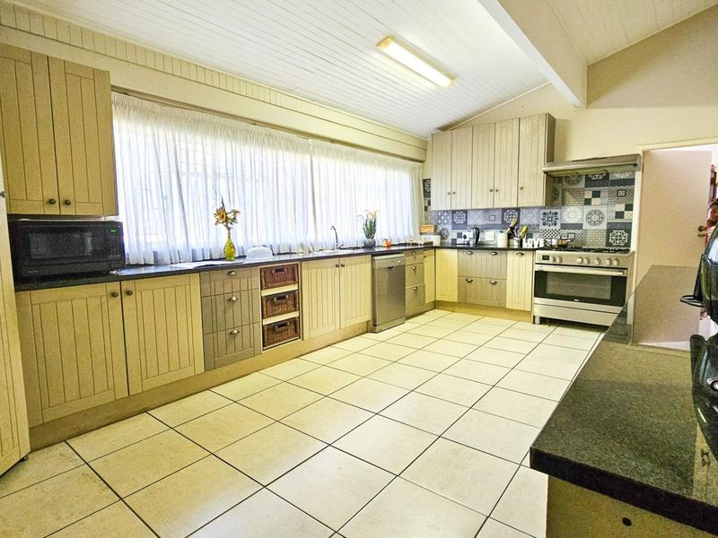 Elegant Family Home in Lynnwood Glen – Perfect for Entertaining - Photo 3