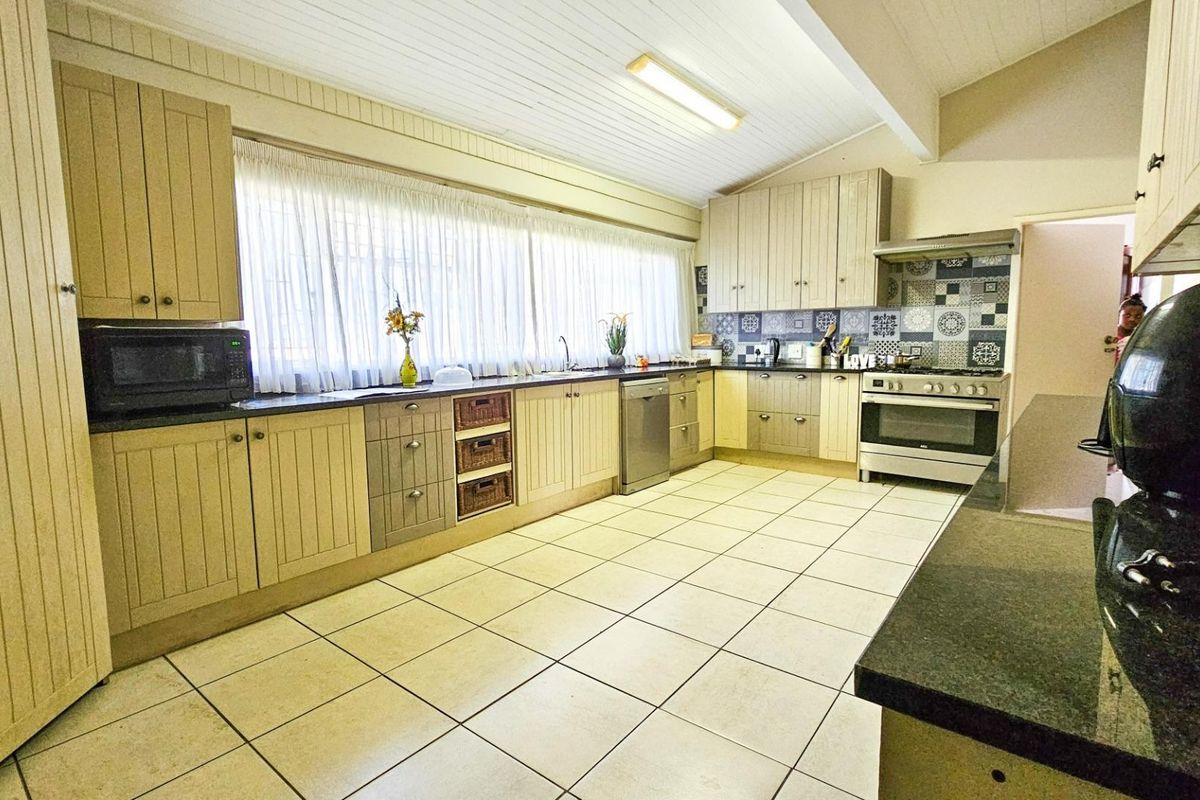 Elegant Family Home in Lynnwood Glen – Perfect for Entertaining - Photo 3