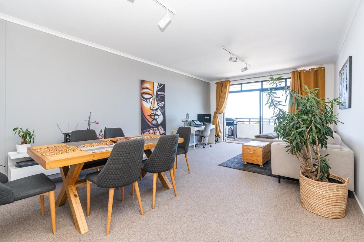 Elevated Apartment with Breathtaking Views at the Foot of Signal Hill - Photo 5