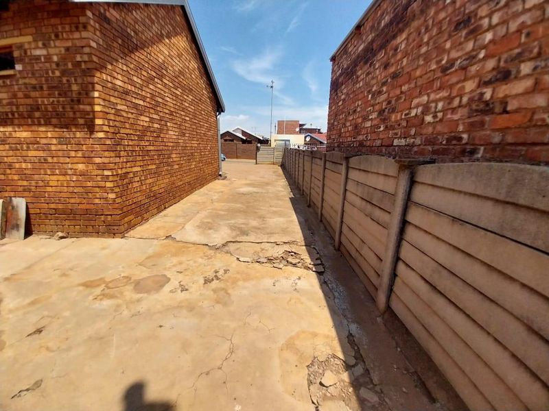 4 Bedroom House Ready To Welcome You In Maokeng Tembisa Ext 1 - Photo 9