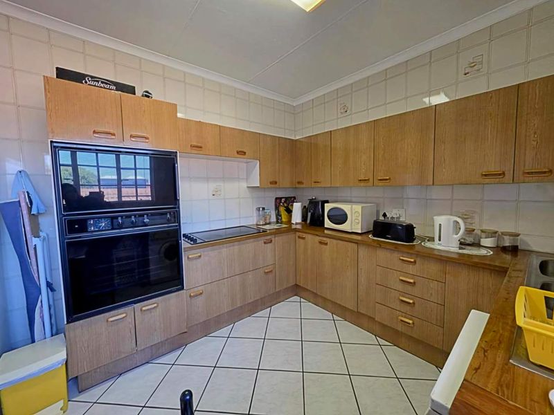 3 Bedroom Townhouse for Sale in New Redruth Alberton - Photo 2