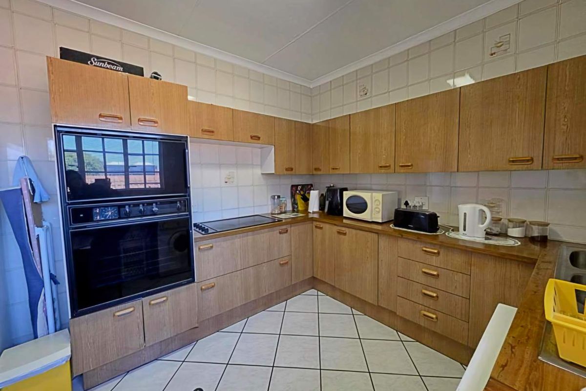3 Bedroom Townhouse for Sale in New Redruth Alberton - Photo 2