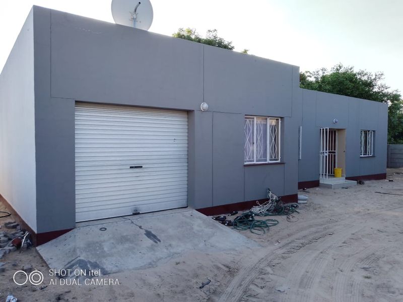 FOR SALE - 4 BEDROOM HOUSE WITH A SEPARATE  FLAT IN EENANA, NAMIBIA - Photo 2