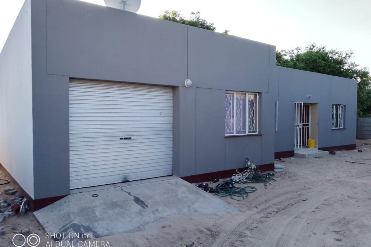 FOR SALE - 4 BEDROOM HOUSE WITH A SEPARATE  FLAT IN EENANA, NAMIBIA - Photo 2