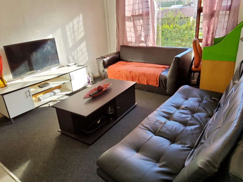 **Charming 3-Bedroom Flat in Secure, Family-Friendly Complex** - Photo 5