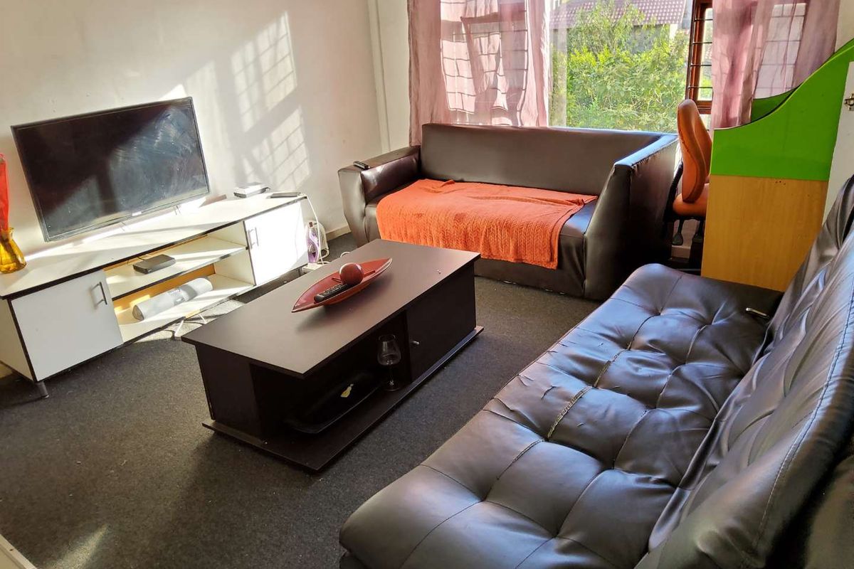 **Charming 3-Bedroom Flat in Secure, Family-Friendly Complex** - Photo 5