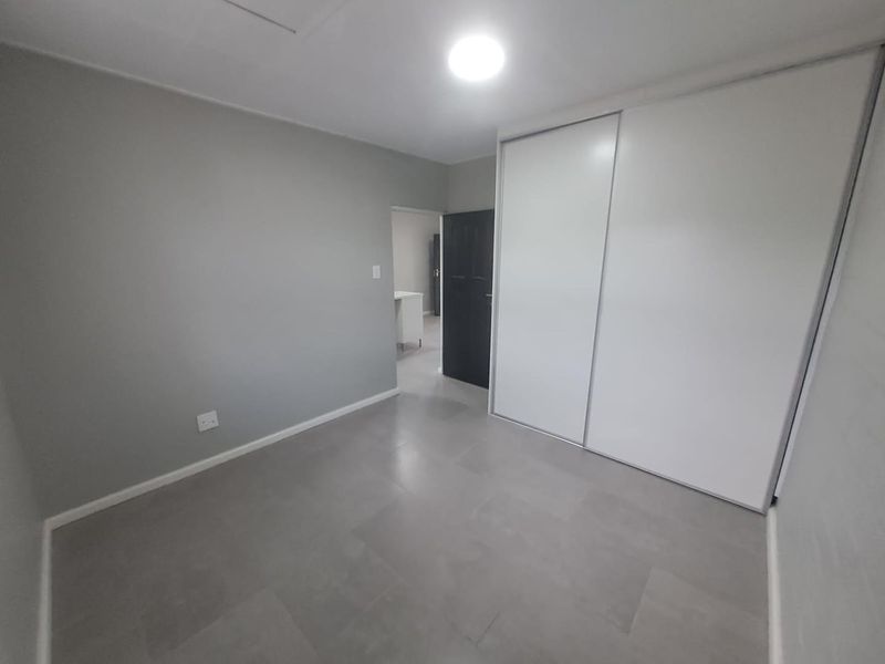 Wake Up to Mountain Views – Stylish New Apartment in Diep River - Photo 9