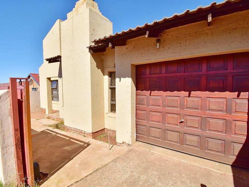 "Welcome Home: Spacious 3-Bed Dream Awaits!" - Photo 2