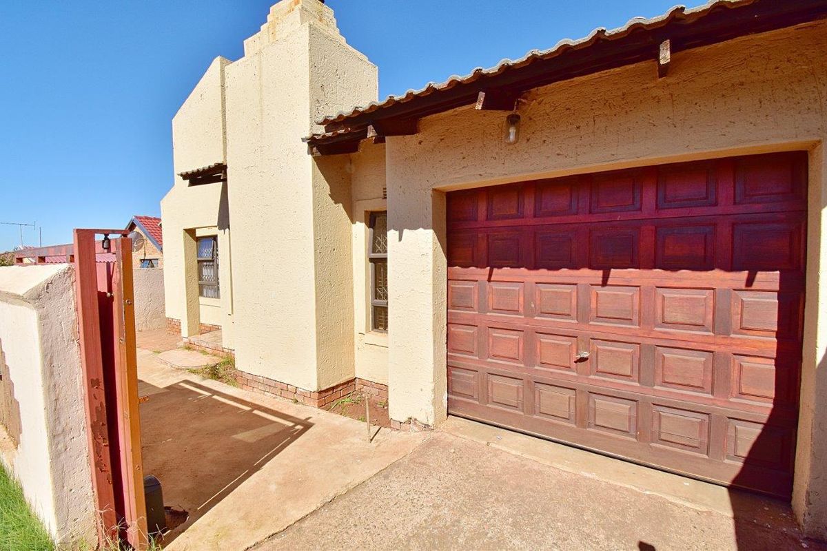 "Welcome Home: Spacious 3-Bed Dream Awaits!" - Photo 2