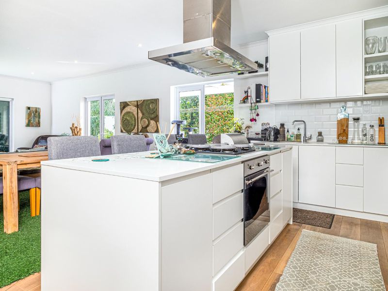 Modern & Secure 3 Bedroom Home - Photo 3