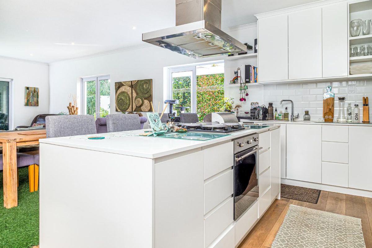 Modern & Secure 3 Bedroom Home - Photo 3