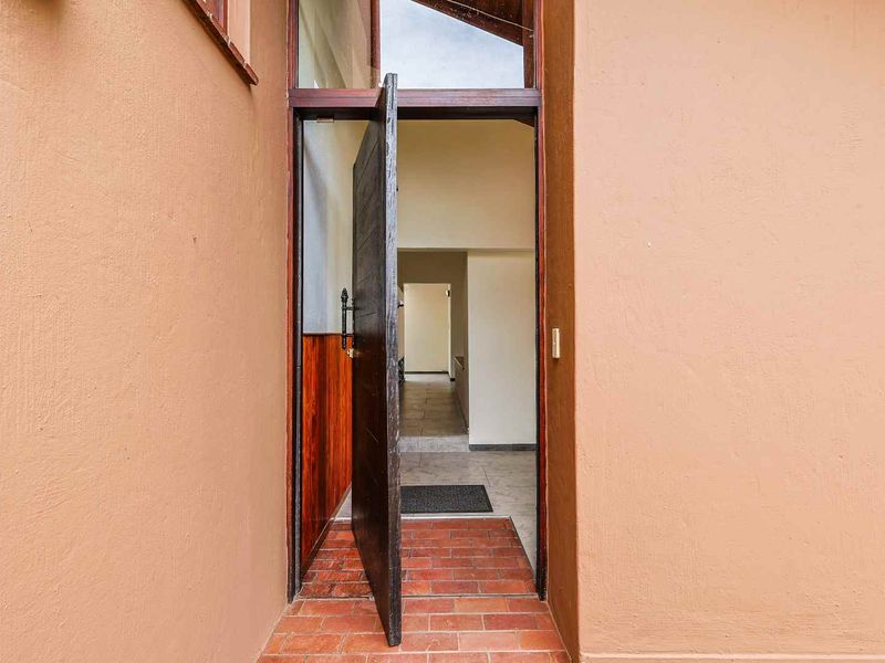 4 Bedroom Family Home in Secure Gated Cul-de-Sac. - Photo 5