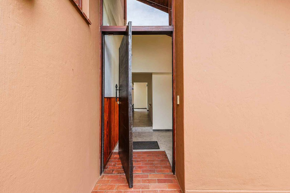 4 Bedroom Family Home in Secure Gated Cul-de-Sac. - Photo 5