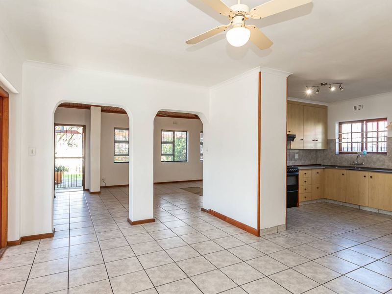 Charming  facebrick 3 bed family home with Granny Flat and Entertainers Delight. - Photo 10