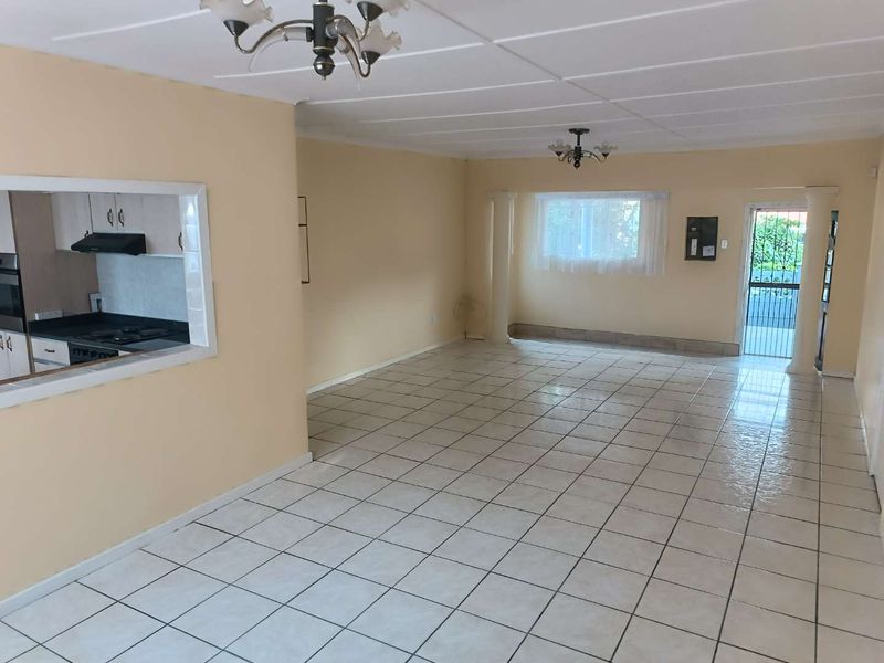 🏡 Spacious 4-Bedroom Family Home with Separate Flatlet to Rent in Lincoln Meade - Photo 5