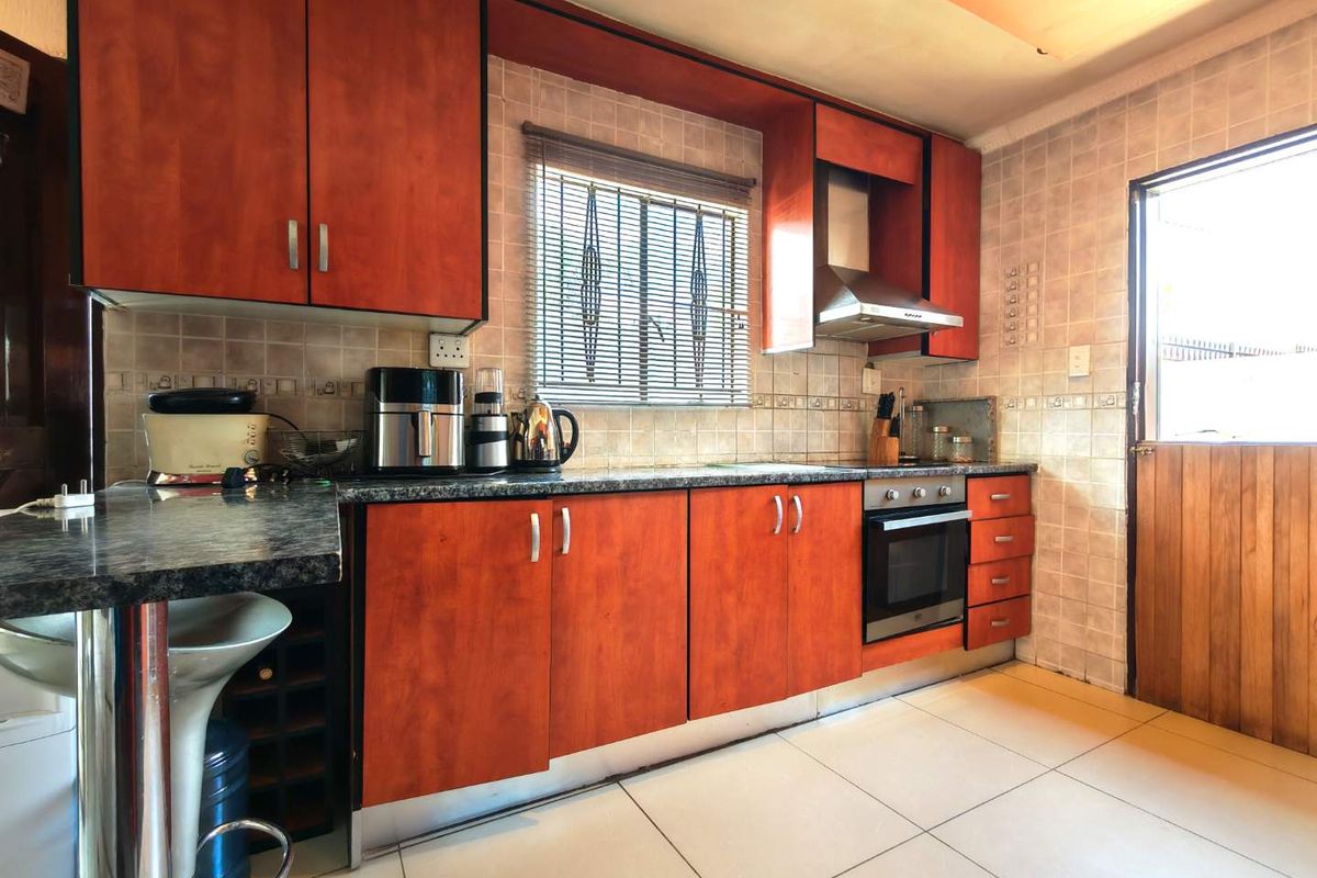 4 Bedroom House for Sale in Cosmo City - Photo 5