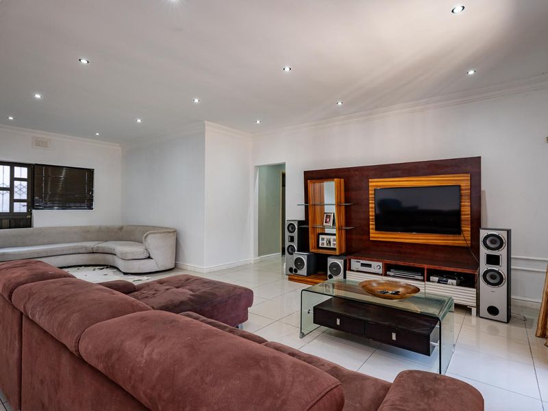 Discover this charming free-standing corner home nestled in the heart of New Germany, - Photo 2