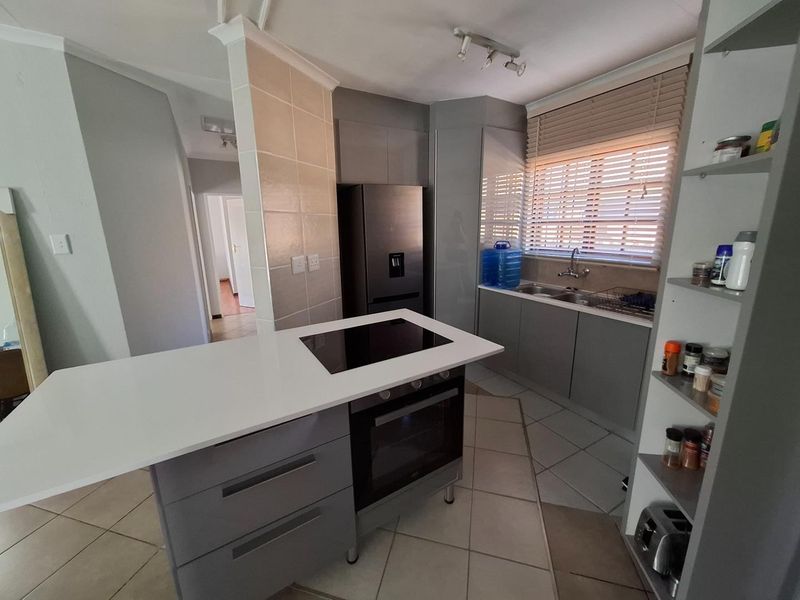 Move in ready 2 bedroom townhouse in secure complex - Photo 10