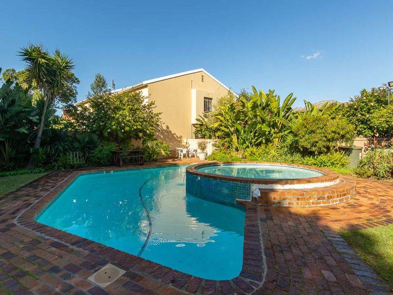 Spacious Lock ‘N Go 2 Bed Apartment In Sought After Complex - Photo 5