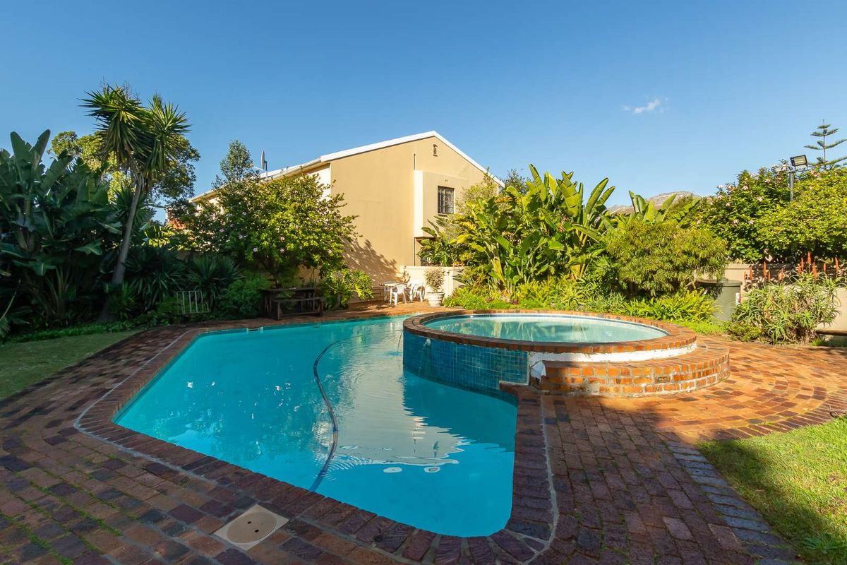 Spacious Lock ‘N Go 2 Bed Apartment In Sought After Complex - Photo 5