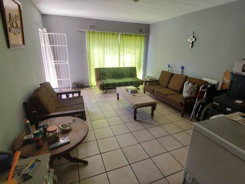 Charming 2-Bed Ground Floor Unit with Garden! - Photo 6