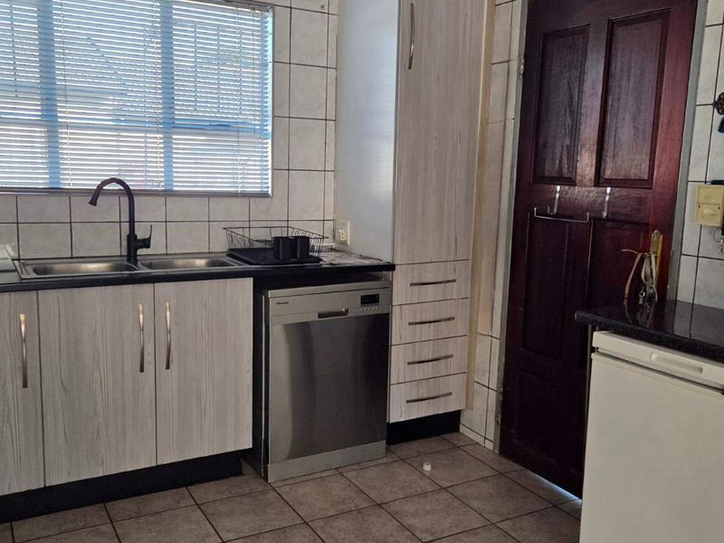 3 Bedroom Simplex for Sale in Verwoerdpark! - Photo 5