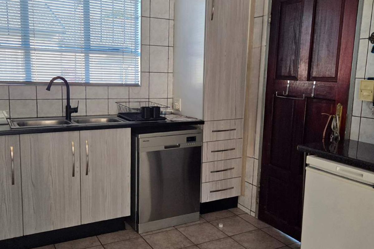 3 Bedroom Simplex for Sale in Verwoerdpark! - Photo 5