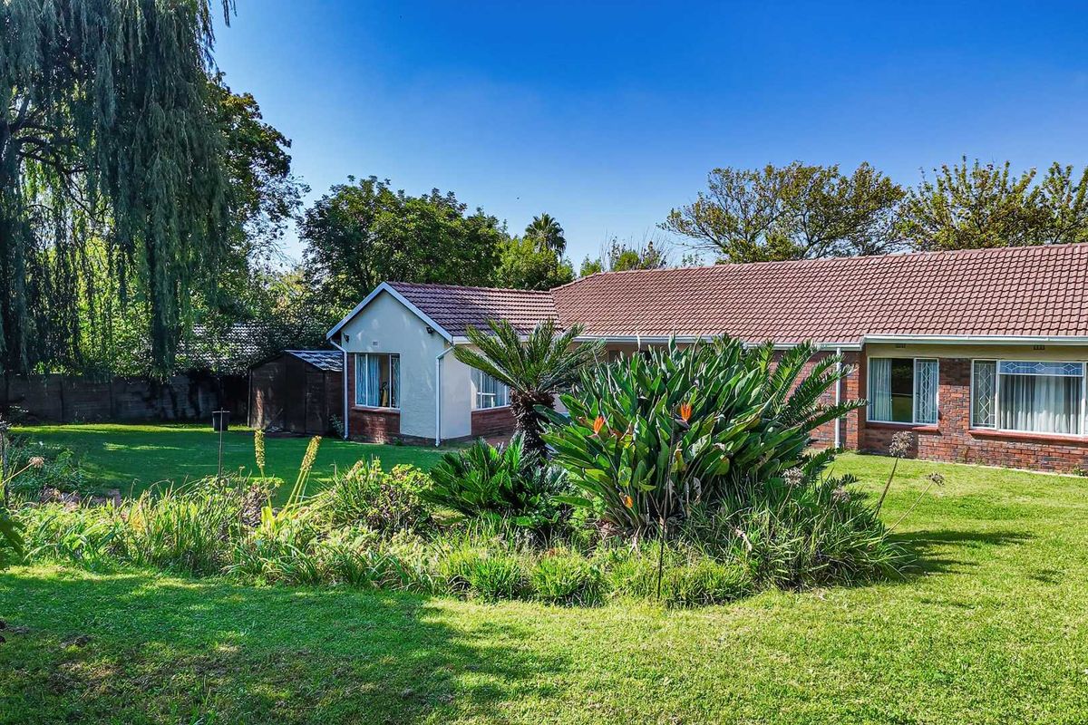 3 Bedroom Family Home with Space, Potential, and a Beautiful Garden - Photo 3