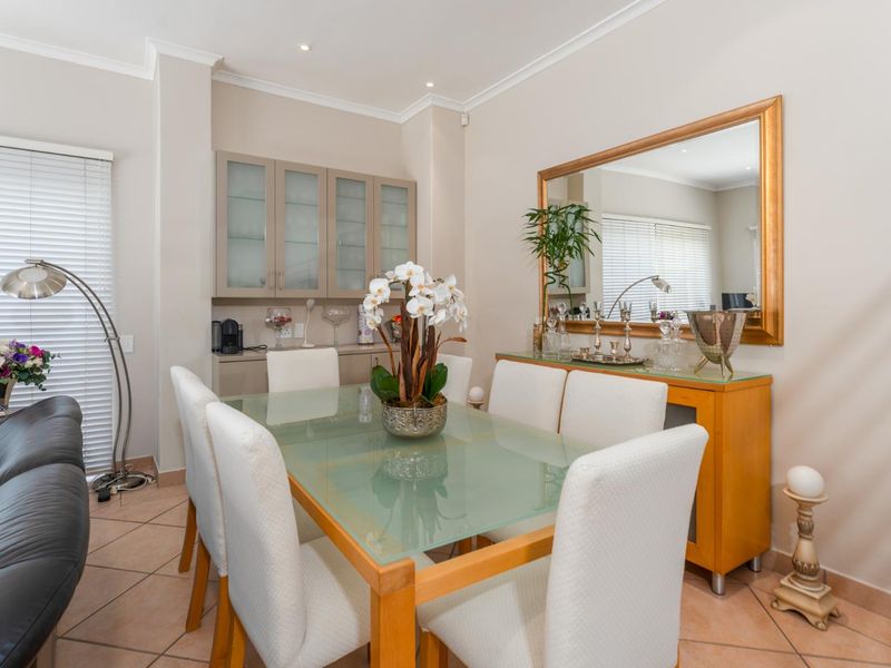 4 Bedroom House in Bantry Bay. - Photo 8