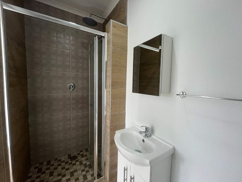 Hendra - Sleek Loft-Style Apartment with Solar Savings and Prime Location! - Photo 9