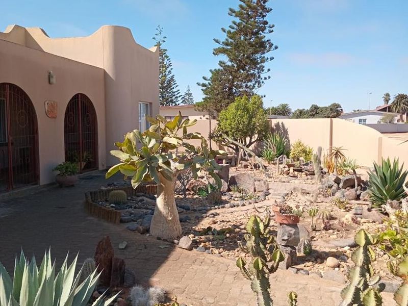 House with flat for sale in popular South dune area in Henties bay - Photo 9