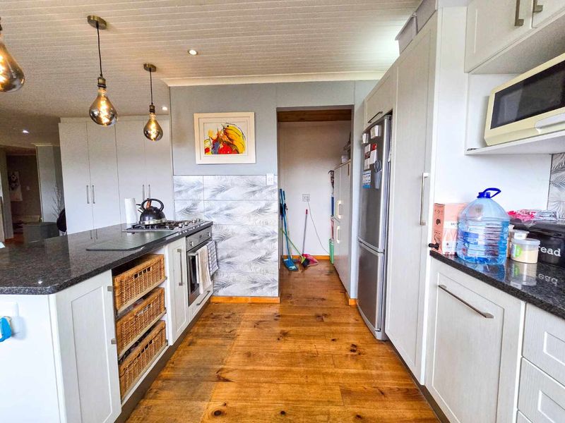 Family home with river view for sale in Stilbaai-Wes. - Photo 9