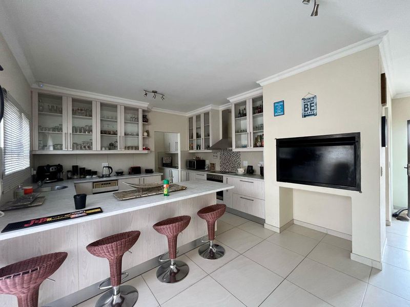 Modern Freestanding Family Home - Photo 2