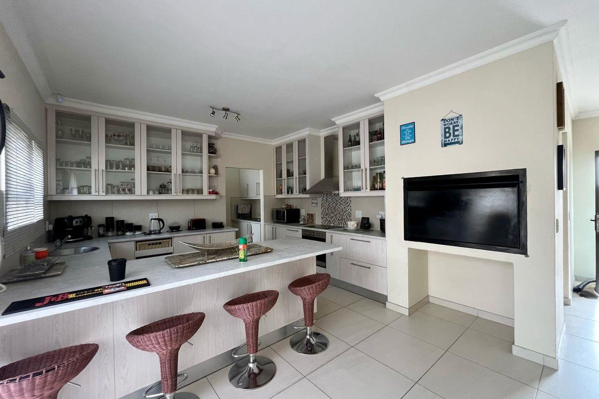 Modern Freestanding Family Home - Photo 2