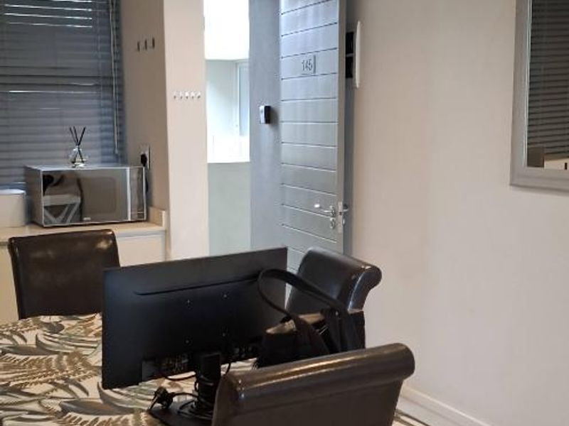 **Stunning 2-Bedroom, 2-Bathroom Apartment in a Newly Developed Estate** - Photo 9
