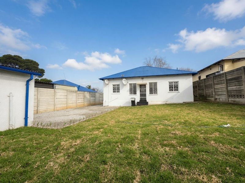 Beautifully Renovated Family Home To Rent in the Heart of Alberton North - Photo 4
