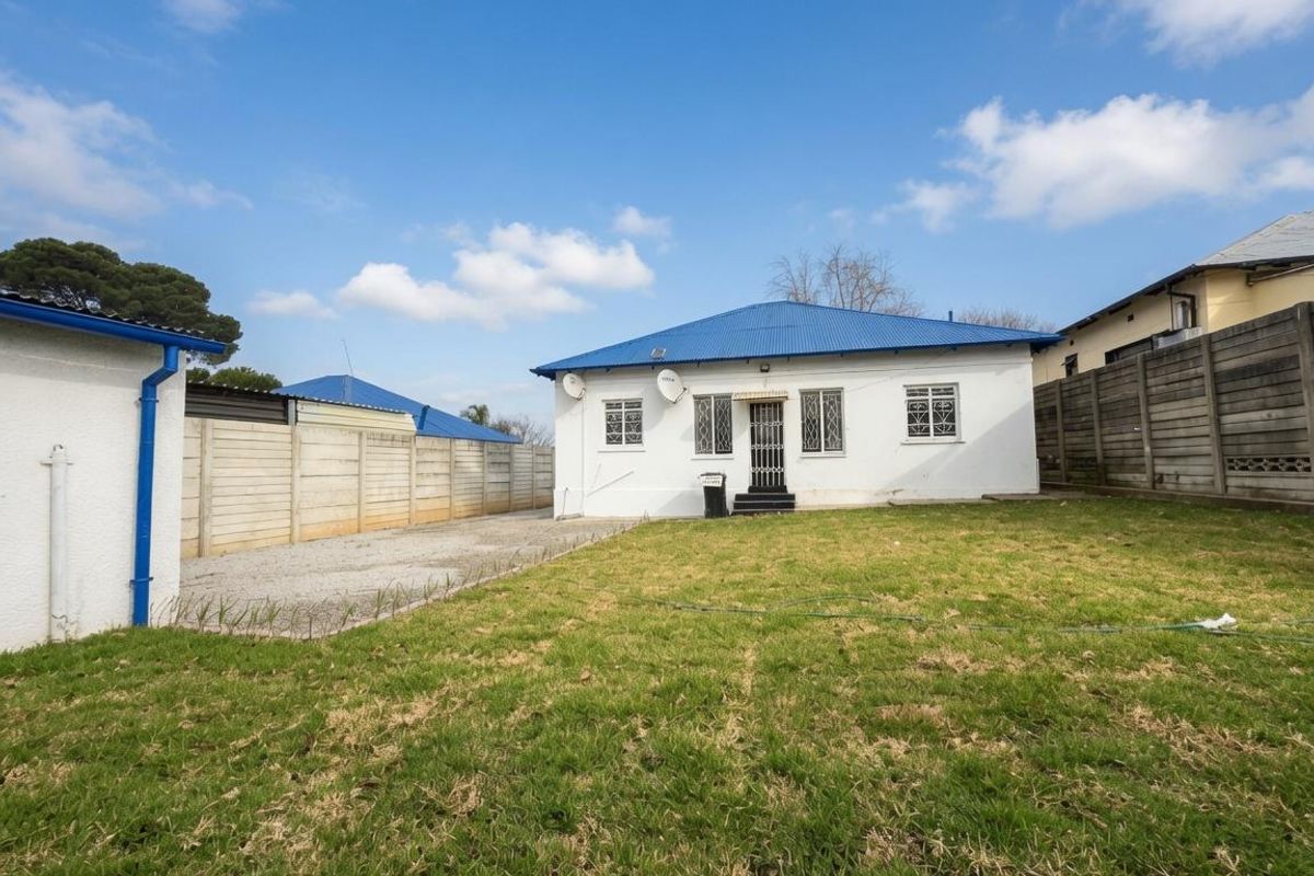 Beautifully Renovated Family Home To Rent in the Heart of Alberton North - Photo 4