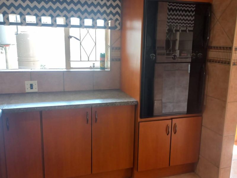 4 bedroom home + flatlet in 24 hour security area - Photo 7